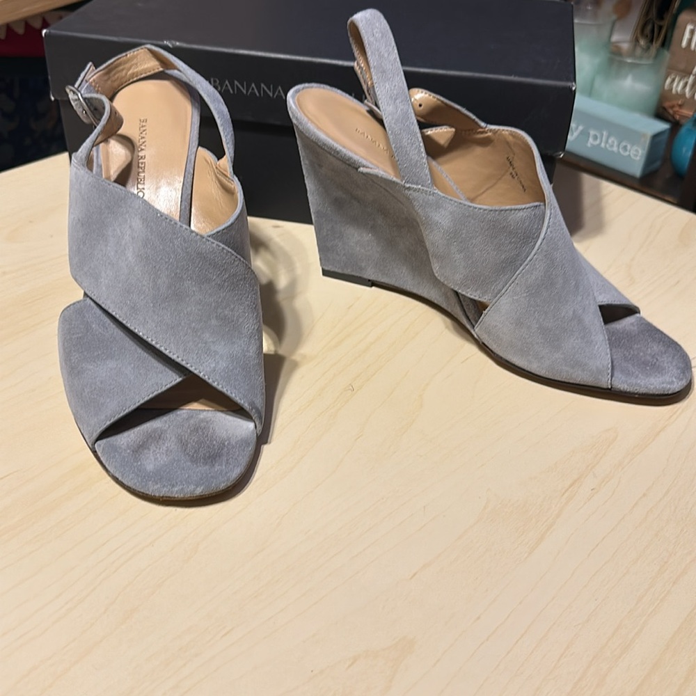 BANANA  REPUBLIC SIZE 9M BL GREBR CROSS BAND WEDGE SHOES IN EXCELLENT CONDITION